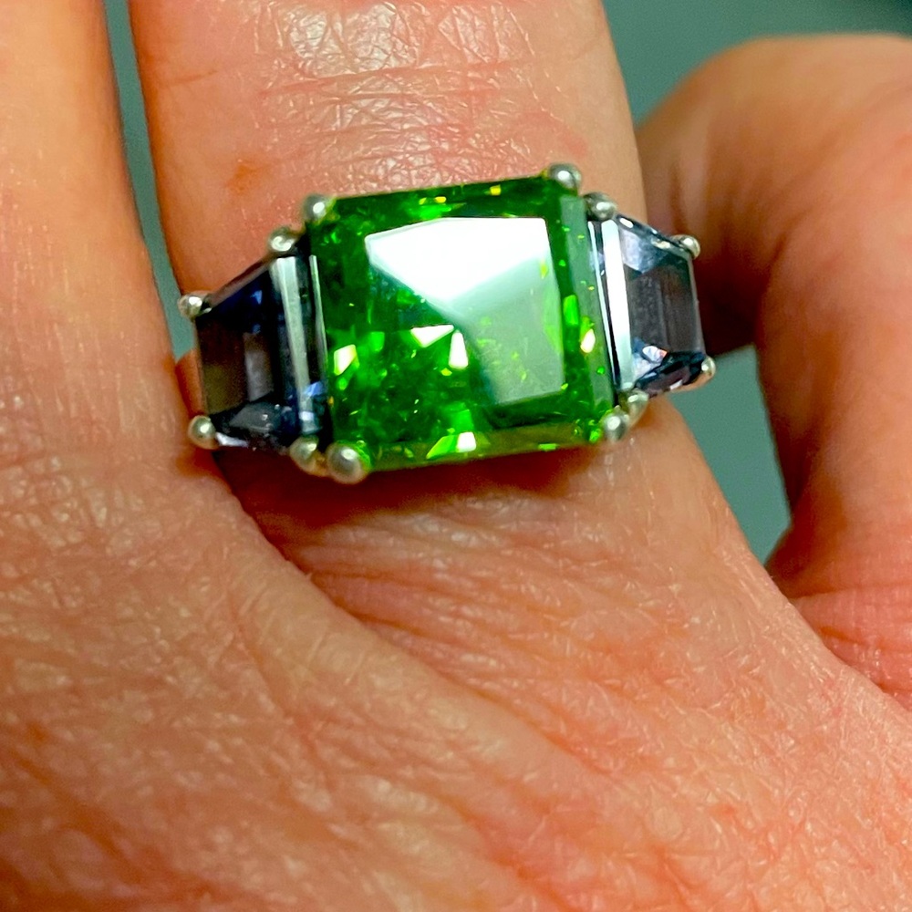 Fashion ring changes colors with light source!